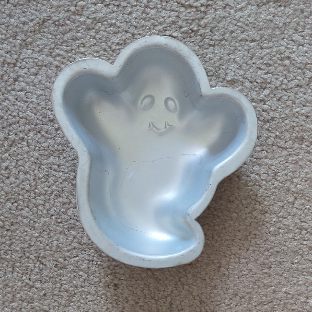 Ghost-Shaped Baking Pan